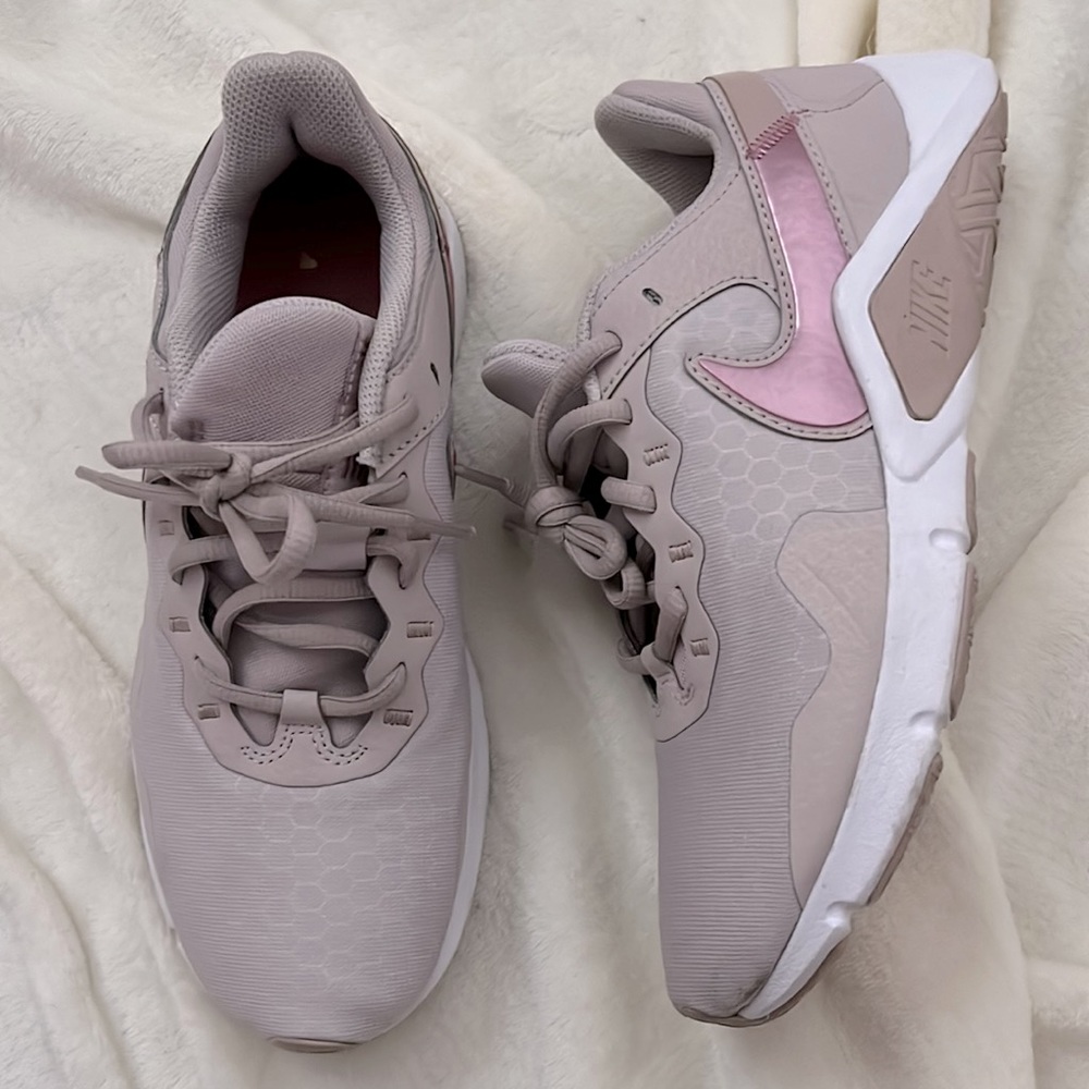 Nike Legend Essential 2
Women's Training Shoes